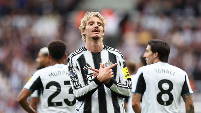 NEWCASTLE UPON TYNE, ENGLAND - SEPTEMBER 13: Nick Woltemade of Newcastle United celebrates scoring his teams first goal during the Premier League match between Newcastle United and Wolverhampton Wanderers at St James Park on September 13, 2025 in Newcastle upon Tyne, England. (Photo by Matt McNulty/Getty Images)