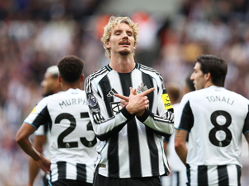 NEWCASTLE UPON TYNE, ENGLAND - SEPTEMBER 13: Nick Woltemade of Newcastle United celebrates scoring his team's first goal during the Premier League match between Newcastle United and Wolverhampton Wanderers at St James' Park on September 13, 2025 in Newcastle upon Tyne, England. (Photo by Matt McNulty/Getty Images)