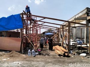 Pedagang Pasar Pandaan Korban Kebakaran Bangun Lapak dari Uang Pribadi Pedagang Pasar Pandaan Korban Kebakaran Bangun Lapak dari Uang Pribadi