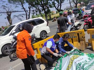Pemotor 21 Tahun Tewas Terlindas Mobil di Surabaya Pemotor 21 Tahun Tewas Terlindas Mobil di Surabaya