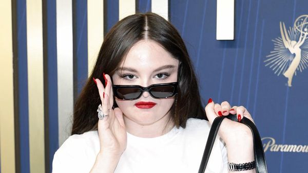 Foto Artis Pakai Kaus, Jeans & Tas Ceasefire di Emmy Awards, Dukung Palestina