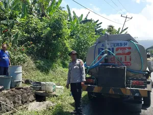 Polisi Distribusikan Air Bersih untuk Warga Terdampak Banjir di Nagakeo NTT