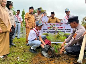 Polres Kuansing Turun ke Sekolah, Edukasi Gen Z Cinta Lingkungan dan Tanam Pohon