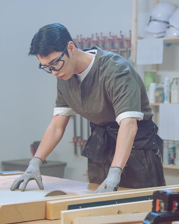 Karakter Do Ha yang diperankan Lee Jae Wook merupakan seorang arsitek berbakat.