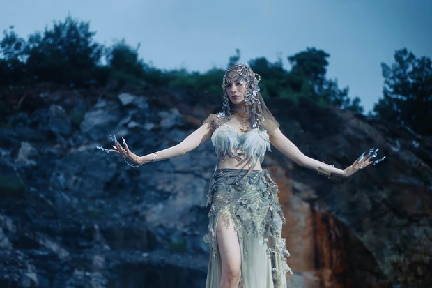 Penampilan Nana dalam video klip 'GOD' menyiratkan pandangannya terhadap karir yang telah dilalui selama 16 tahun terakhir.