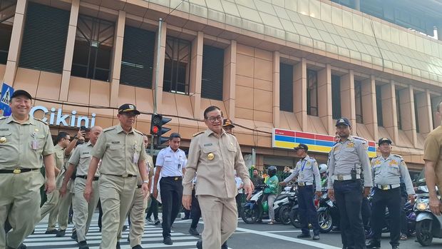 Pramono cek pelican crossing di Stasiun Cikini (Belia/detikcom)