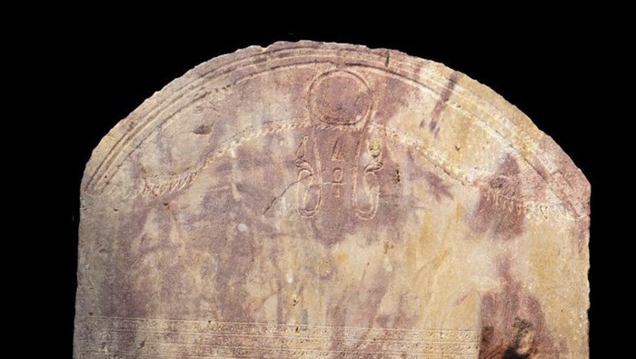 Terungkap! Prasasti Kuno Zaman Raja Ptolemeus III Ditemukan Utuh di Mesir