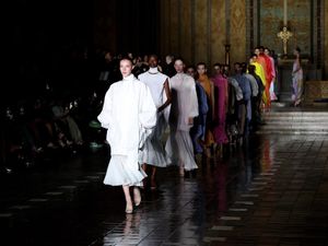 Desainer Nepal Prabal Gurung Berbagi Rasa Damai di Koleksi Busana Terbaru