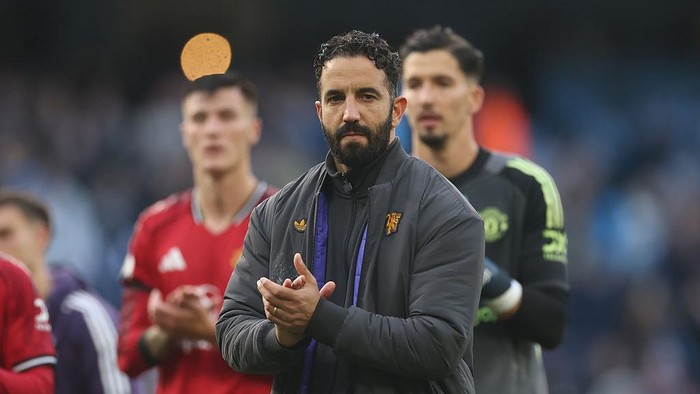MANCHESTER, ENGLAND - SEPTEMBER 14: Ruben Amorim, Manager of Manchester United, applauds the fans after the teams defeat during the Premier League match between Manchester City and Manchester United at Etihad Stadium on September 14, 2025 in Manchester, England. (Photo by Carl Recine/Getty Images)