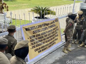 Massa Geruduk Kantor Wali Kota Parepare Tolak Kenaikan PBB-Gudang Ilegal Massa Geruduk Kantor Wali Kota Parepare Tolak Kenaikan PBB-Gudang Ilegal