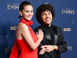 Misteri Pernikahan Selena Gomez & Benny Blanco, Ini Detail yang Terungkap Misteri Pernikahan Selena Gomez & Benny Blanco, Ini Detail yang Terungkap