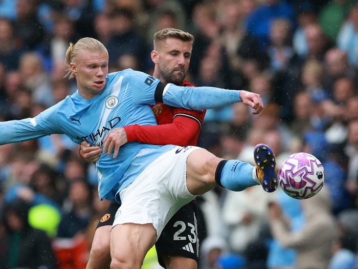 Soccer Football - Premier League - Manchester City v Manchester United - Etihad Stadium, Manchester, Britain - September 14, 2025 Manchester City's Erling Haaland in action with Manchester United's Luke Shaw REUTERS/Phil Noble EDITORIAL USE ONLY. NO USE WITH UNAUTHORIZED AUDIO, VIDEO, DATA, FIXTURE LISTS, CLUB/LEAGUE LOGOS OR 'LIVE' SERVICES. ONLINE IN-MATCH USE LIMITED TO 120 IMAGES, NO VIDEO EMULATION. NO USE IN BETTING, GAMES OR SINGLE CLUB/LEAGUE/PLAYER PUBLICATIONS. PLEASE CONTACT YOUR ACCOUNT REPRESENTATIVE FOR FURTHER DETAILS..
