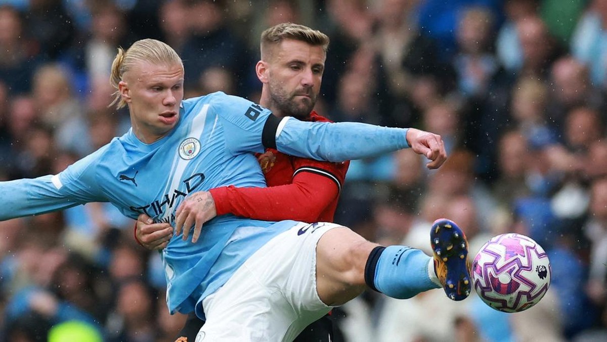 Luke Shaw (kanan) kesulitan mengadang Erling Haaland di Derby Manchester. (Foto: REUTERS/Phil Noble)