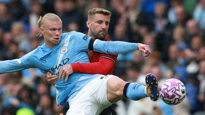 Soccer Football - Premier League - Manchester City v Manchester United - Etihad Stadium, Manchester, Britain - September 14, 2025 Manchester Citys Erling Haaland in action with Manchester Uniteds Luke Shaw REUTERS/Phil Noble EDITORIAL USE ONLY. NO USE WITH UNAUTHORIZED AUDIO, VIDEO, DATA, FIXTURE LISTS, CLUB/LEAGUE LOGOS OR LIVE SERVICES. ONLINE IN-MATCH USE LIMITED TO 120 IMAGES, NO VIDEO EMULATION. NO USE IN BETTING, GAMES OR SINGLE CLUB/LEAGUE/PLAYER PUBLICATIONS. PLEASE CONTACT YOUR ACCOUNT REPRESENTATIVE FOR FURTHER DETAILS..
