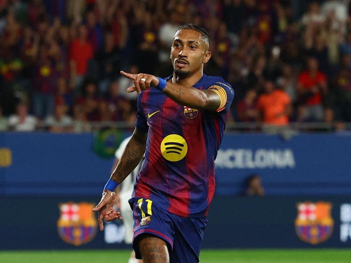 Soccer Football - LaLiga - FC Barcelona v Valencia - Johan Cruyff Stadium, Barcelona, Spain - September 14, 2025 FC Barcelonas Raphinha celebrates scoring their second goal REUTERS/Albert Gea