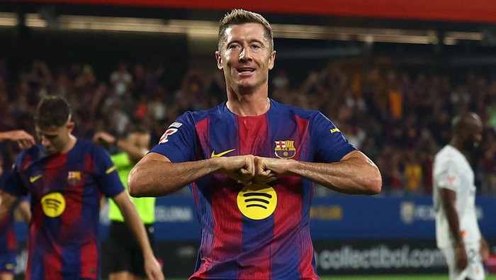 Soccer Football - LaLiga - FC Barcelona v Valencia - Johan Cruyff Stadium, Barcelona, Spain - September 14, 2025 FC Barcelonas Robert Lewandowski celebrates scoring their fifth goal REUTERS/Albert Gea