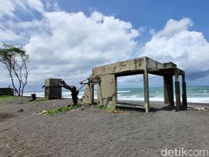 Bak Kampung Mati Pantai Kuwaru Imbas Diterjang Abrasi Bak Kampung Mati Pantai Kuwaru Imbas Diterjang Abrasi