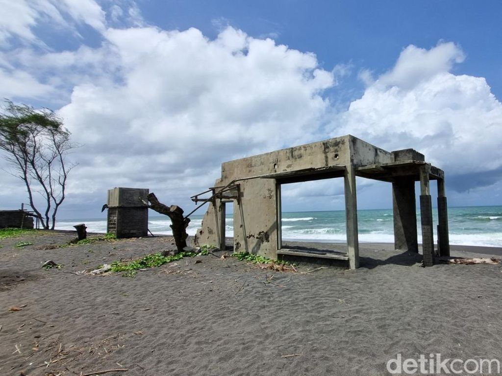 Bak Kampung Mati Pantai Kuwaru Imbas Diterjang Abrasi Bak Kampung Mati Pantai Kuwaru Imbas Diterjang Abrasi