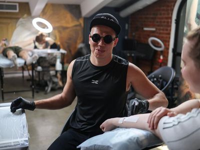 Tato Braille, Sentuhan Unik dari Seniman Tunanetra Rusia