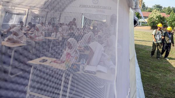 Tenda Jadi Kelas, Beginilah Kondisi Siswa SMKN 1 Cileungsi Setelah Atap Ambruk