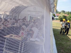 Tenda Jadi Kelas, Beginilah Kondisi Siswa SMKN 1 Cileungsi Setelah Atap Ambruk