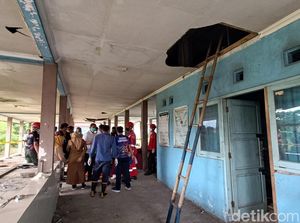 Pemuda Misterius Tewas Kesetrum di Plafon Gudang Pakan Ikan Purwokerto Pemuda Misterius Tewas Kesetrum di Plafon Gudang Pakan Ikan Purwokerto