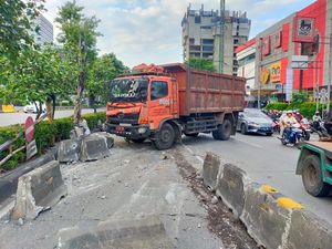 Truk Tabrak Separator Busway di Slipi, Lalin Arah Tomang Padat Truk Tabrak Separator Busway di Slipi, Lalin Arah Tomang Padat