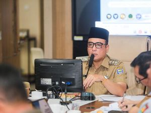 Ribuan Reklame di Bandung Ilegal, Tak Boleh Lagi Dipasang di Atas Trotoar Ribuan Reklame di Bandung Ilegal, Tak Boleh Lagi Dipasang di Atas Trotoar