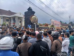 Massa Geruduk Mapolres Wonosobo Tuntut Pembacok Serda RS Dihukum Mati