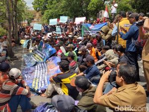 20 Tahun Jalan Rusak, Warga Tulungagung Geruduk DPRD Tuntut Perbaikan 20 Tahun Jalan Rusak, Warga Tulungagung Geruduk DPRD Tuntut Perbaikan