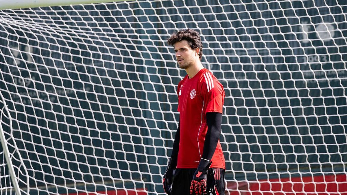 Senne Lammens membuat kiper veteran Mancheser United terkesan. (Foto: Manchester United via Getty Imag/Ash Donelon)
