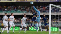 Emil Audero Mulyadi memukau dalam hasil imbang Cremonese melawan Hellas Verona 0-0. Emil bikin banyak penyelamatan krusial. Foto: Getty Images/Timothy Rogers