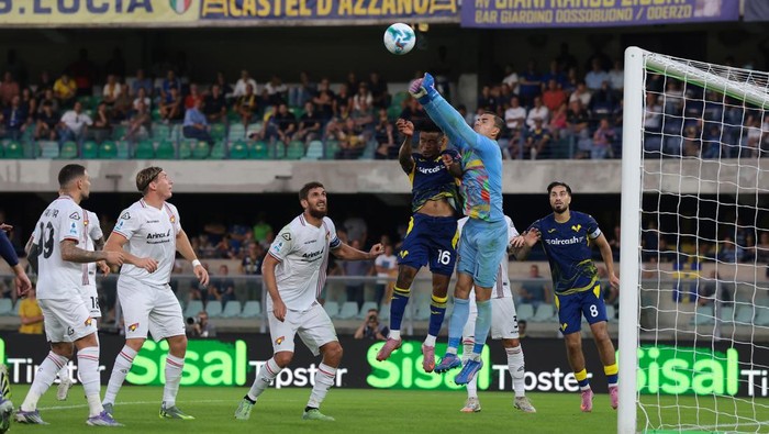 Aksi Emil Audero VERONA, ITALY - SEPTEMBER 15: Goalkeeper Emil Audero of Cremonese prepares to make a save against Domagoj Bradaric of Verona during the Serie A match between Hellas Verona FC and US Cremonese at Stadio Marcantonio Bentegodi on September 15, 2025 in Verona, Italy. (Photo by Timothy Rogers/Getty Images)