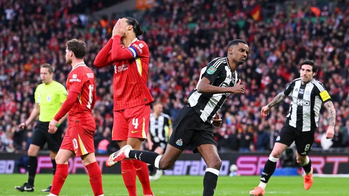 Van Dijk soal Bisik-bisik dengan Isak di Final Carabao Cup: Rahasia