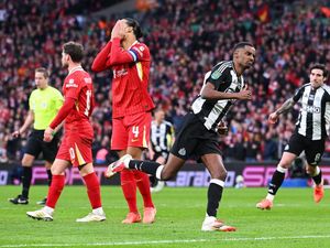 Van Dijk soal Bisik-bisik dengan Isak di Final Carabao Cup: Rahasia Van Dijk soal Bisik-bisik dengan Isak di Final Carabao Cup: Rahasia