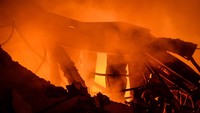 Api Lahap Pabrik Konstruksi di Tangsel