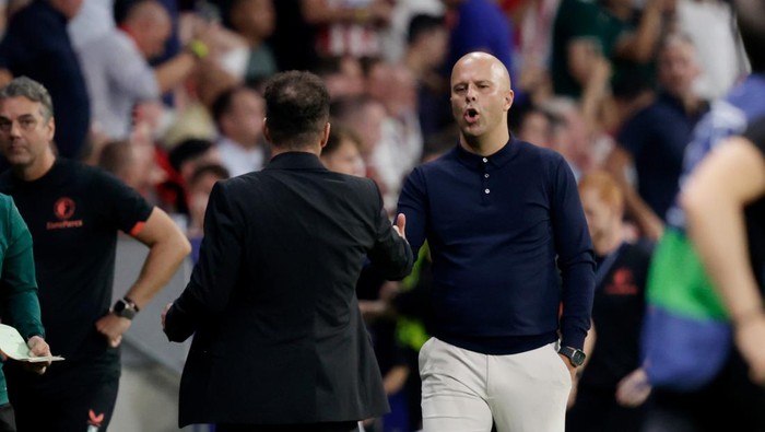 MADRID, SPAIN - OCTOBER 4: Coach Arne Slot of Feyenoord congratulates coach Diego Pablo Simeone of Atletico Madrid   during the UEFA Champions League  match between Atletico Madrid v Feyenoord at the Civitas Metropolitano Stadium on October 4, 2023 in Madrid Spain (Photo by David S. Bustamante/Soccrates/Getty Images)