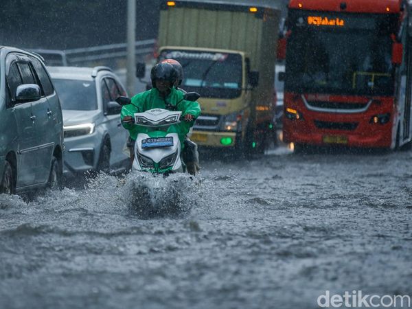 Arus Kendaraan Terhambat Genangan di Casablanca Jakarta