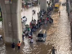Jalan Ciledug Raya Jaksel Masih Tergenang, Banyak Motor Mogok