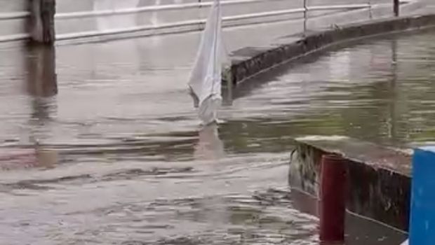 Banjir menggenangi Jalan Ciledug Raya, Cipulir, Kebayoran Baru, Jakarta Selatan (Jaksel). Banjir di lokasi tersebut diduga dipicu turap yang jebol. (dok Pribadi/Yusup)