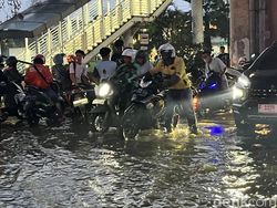 Banyak Motor Mogok gegara Terobos Banjir di Jalan Ciledug Raya Jaksel