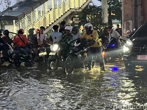 Banyak Motor Mogok gegara Terobos Banjir di Jalan Ciledug Raya Jaksel Banyak Motor Mogok gegara Terobos Banjir di Jalan Ciledug Raya Jaksel