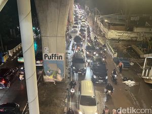 Banjir di Jalan Ciledug Raya Jaksel Mulai Surut, Lalin Kembali Normal Banjir di Jalan Ciledug Raya Jaksel Mulai Surut, Lalin Kembali Normal
