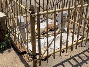 Viral 2 Batu Nisan Berpagar Bambu di Jembatan Geneng Jepara Viral 2 Batu Nisan Berpagar Bambu di Jembatan Geneng Jepara