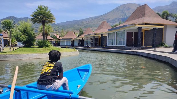 Tak seperti hotel dan penginapan lain, Cahaya Villas yang berlokasi di Jl. Cipanas Baru No. 83, Langensari memanfaatkan air panas alami dari Gunung Guntur untuk shower, kolam renang, maupun water parknya. S