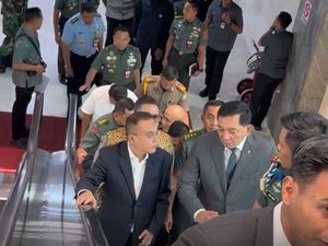 Momen Akrab Dasco Sambut Sjafrie Hingga Mengantar ke Komisi I DPR Momen Akrab Dasco Sambut Sjafrie Hingga Mengantar ke Komisi I DPR