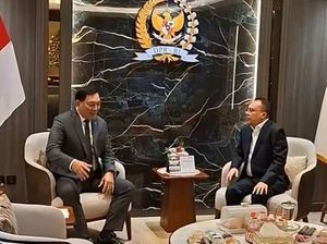 Hangatnya Sambutan Dasco ke Sjafrie di Senayan Hangatnya Sambutan Dasco ke Sjafrie di Senayan