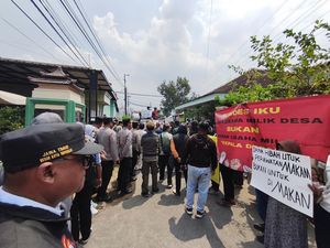 Diduga Tak Transparan Dana Desa, Kades Boro Sidoarjo Didemo Warganya Diduga Tak Transparan Dana Desa, Kades Boro Sidoarjo Didemo Warganya