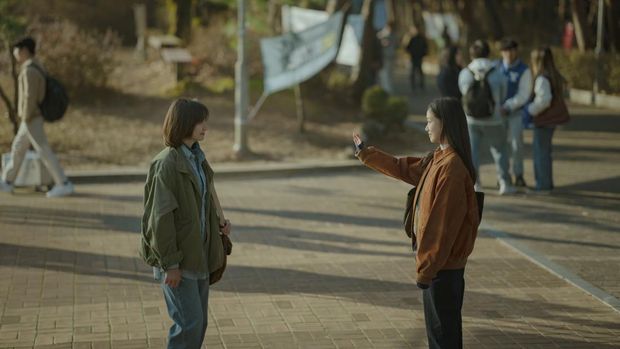 You and Everything Else(L to R) Kim Go-eun as Ryu Eun-jung, Park Ji-hyun as Cheon Sang-yeon in You and Everything Else. (Netflix/Lim Hyo Sun)