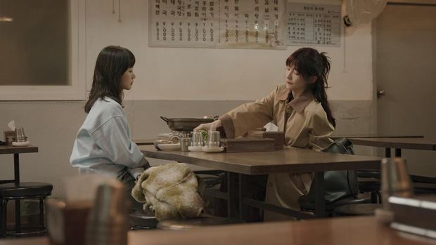 You and Everything Else(L to R) Kim Go-eun as Ryu Eun-jung, Park Ji-hyun as Cheon Sang-yeon in You and Everything Else. (Netflix/Lim Hyo Sun)